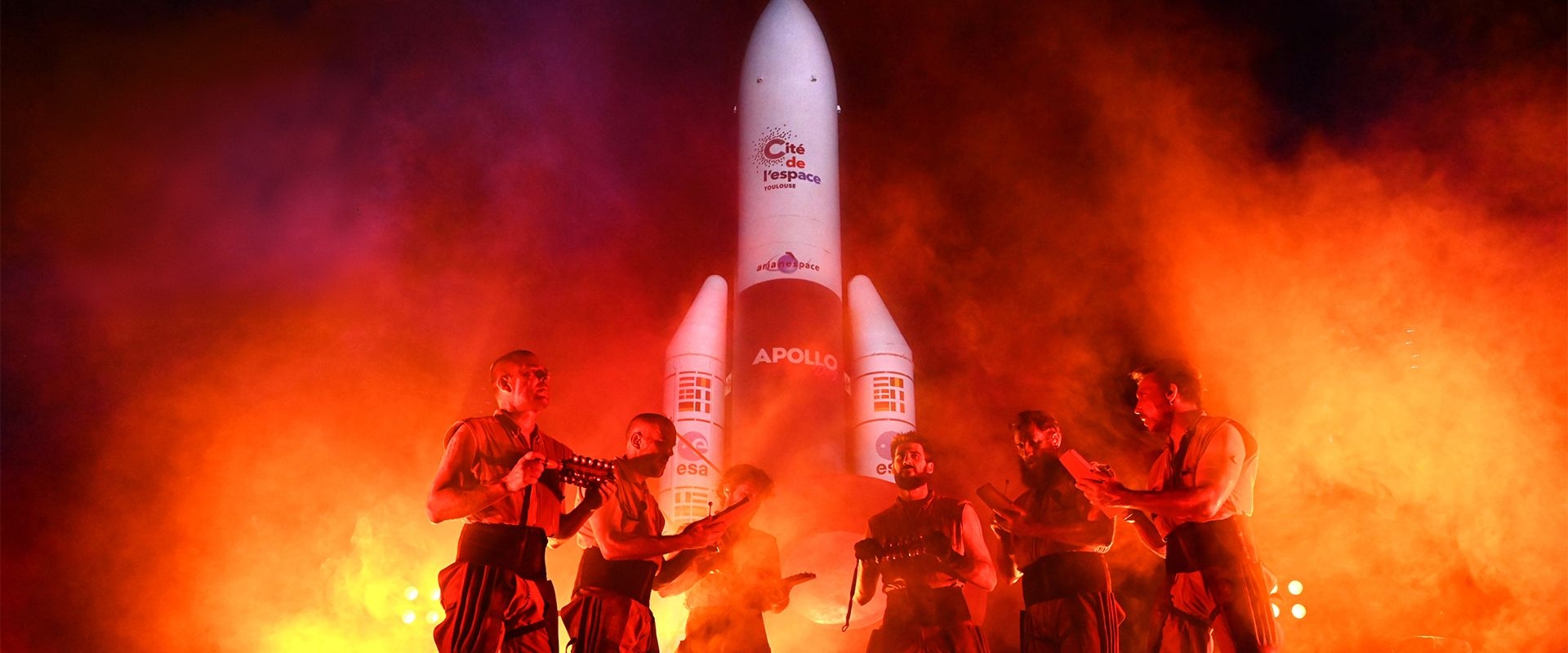 Groupe de musique au pied d'Ariane 5 à la Cité de l'Espace à Toulouse