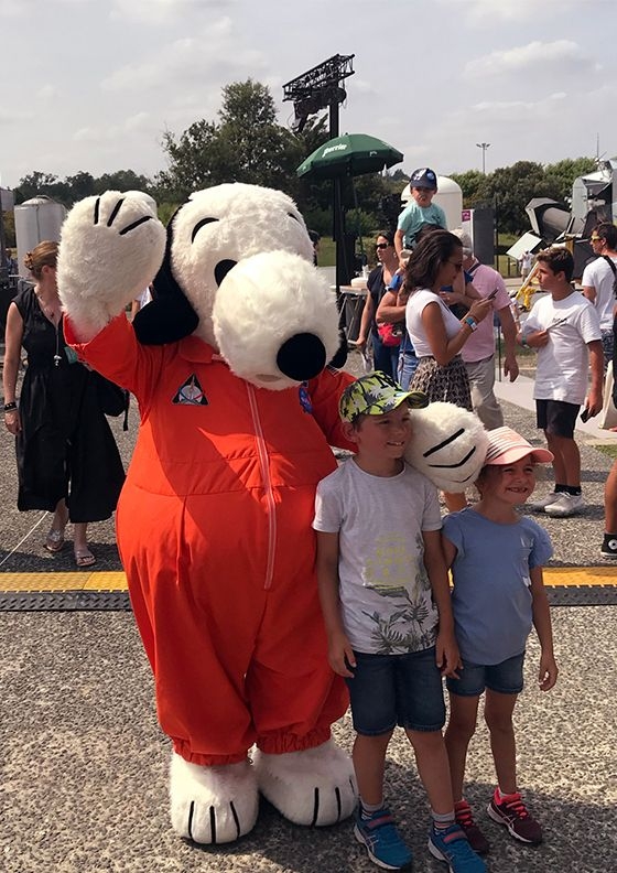 Enfants avec la mascotte