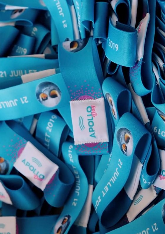 Gros plan sur les bracelets d'accès à l'Apollo Day