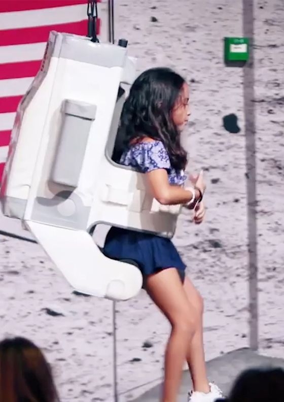 Jeune fille participant à l'attraction Appolo Day à la cité de l'espace