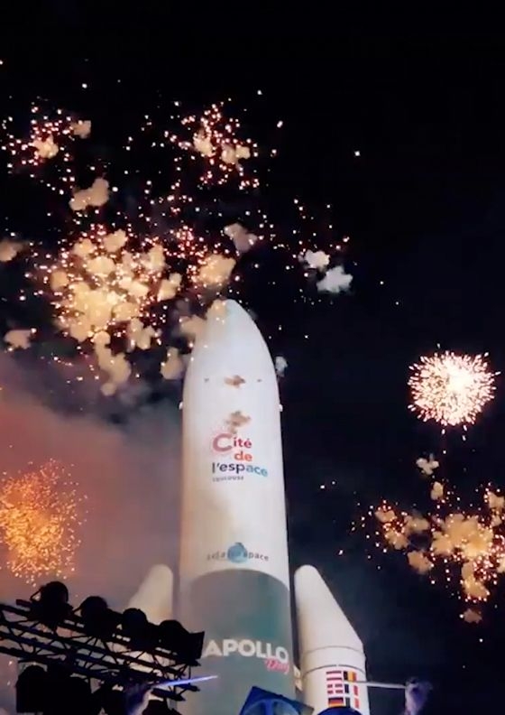 Feu d'artifice autour d'Ariane 5 à la cité de l'Espace à Toulouse