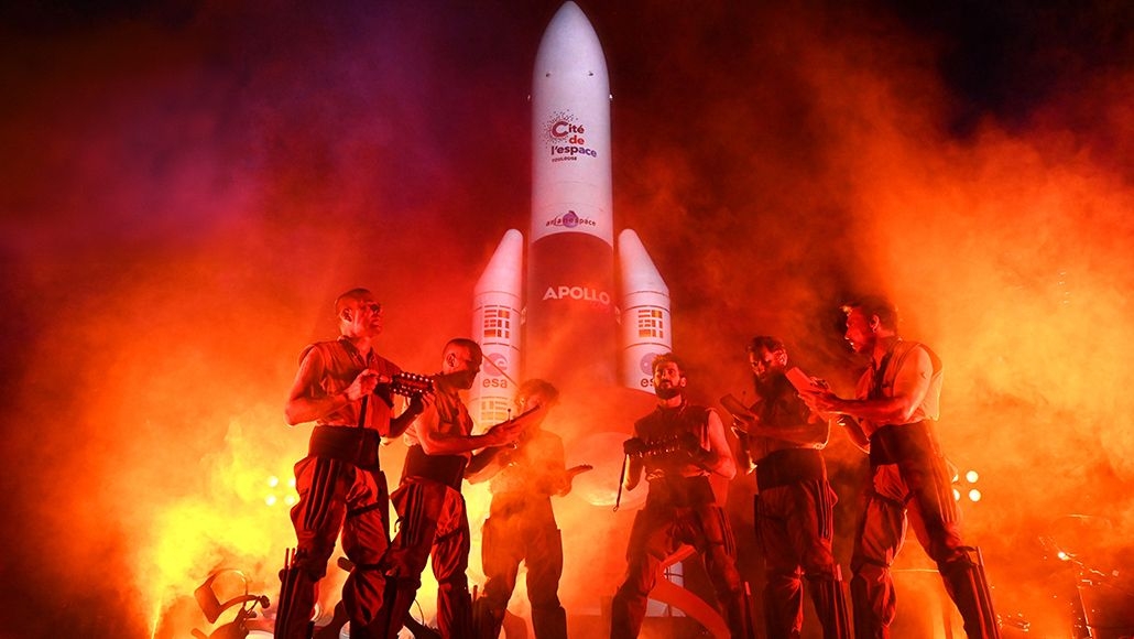 Groupe de musique au pied d'Ariane 5 à la Cité de l'Espace à Toulouse