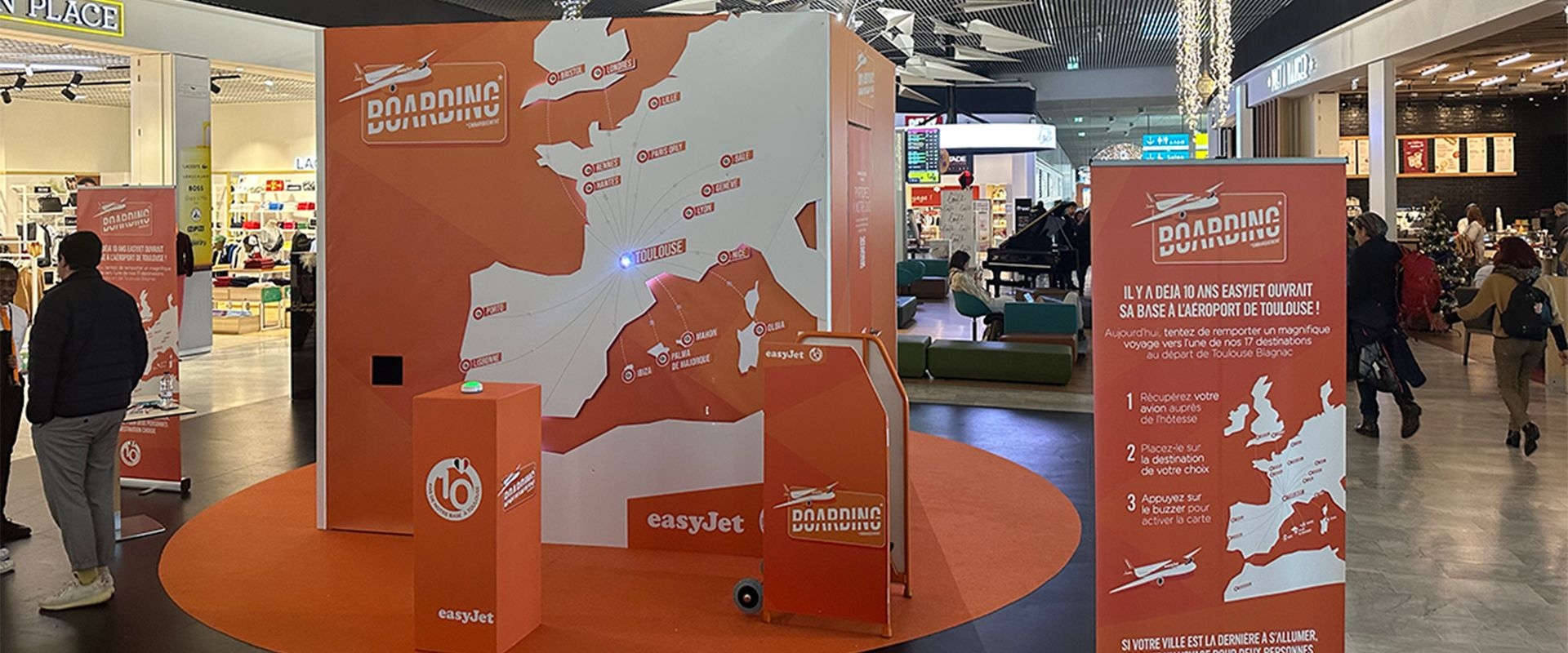 Vue du stand de jeu grandeur nature Boarding Easyjet à L'aéroport Toulouse-Blagnac 