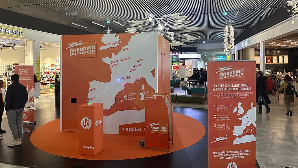 Vue du stand de jeu grandeur nature Boarding Easyjet à L'aéroport Toulouse-Blagnac