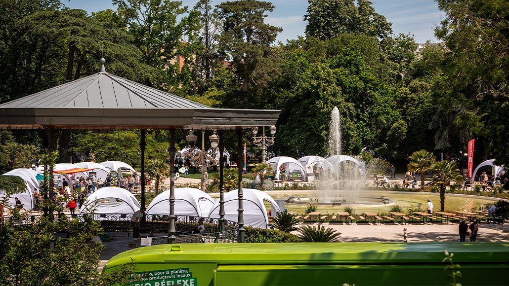 Vue des stands, de la fontaine et du kiosque du Grand Rond - Festival du Bien Manger Toulouse