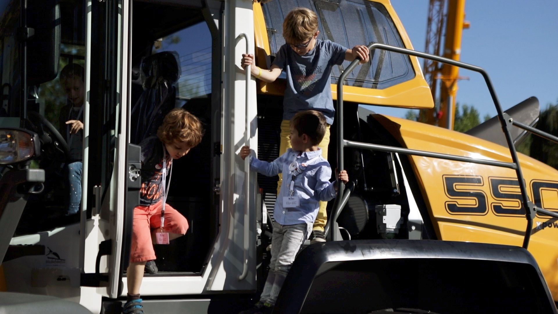 Découverte d'un tractopelle par les enfants des collaborateurs - Family Day Liebherr