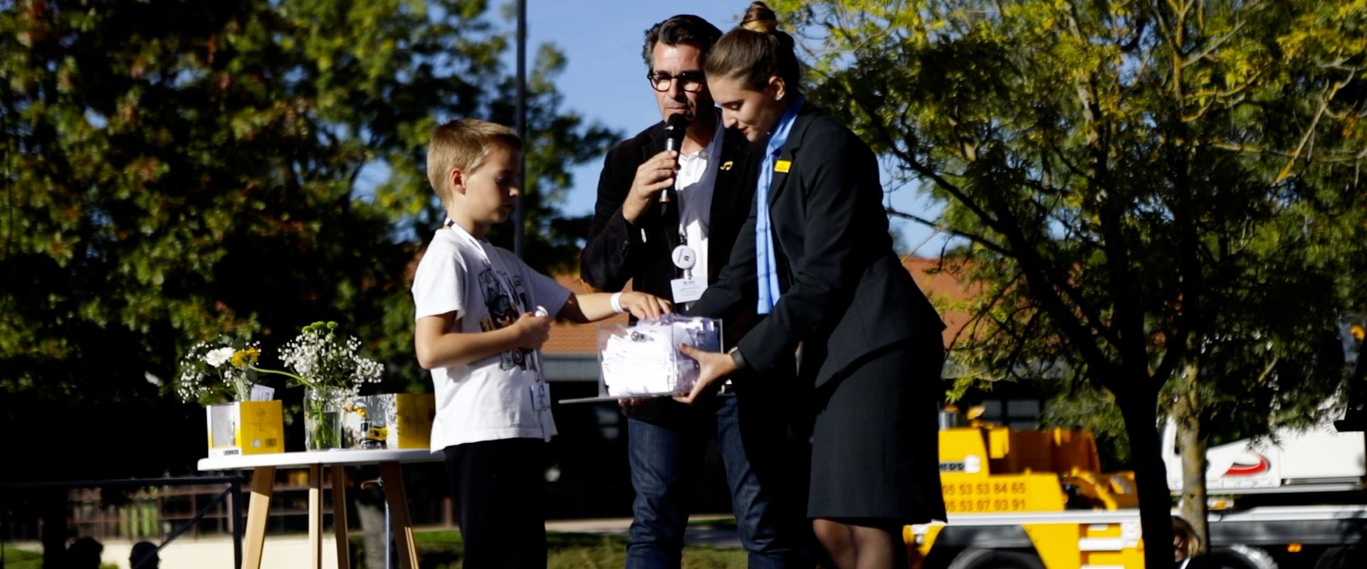 Enfant effectuant un tirage au sort - Family Day Liebherr