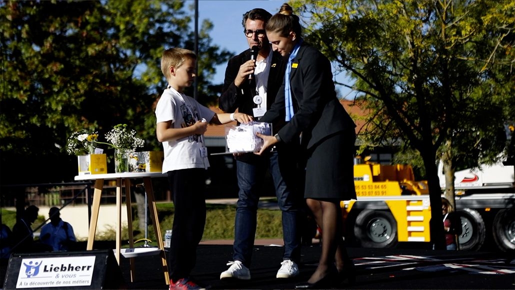 Enfant effectuant un tirage au sort - Family Day Liebherr