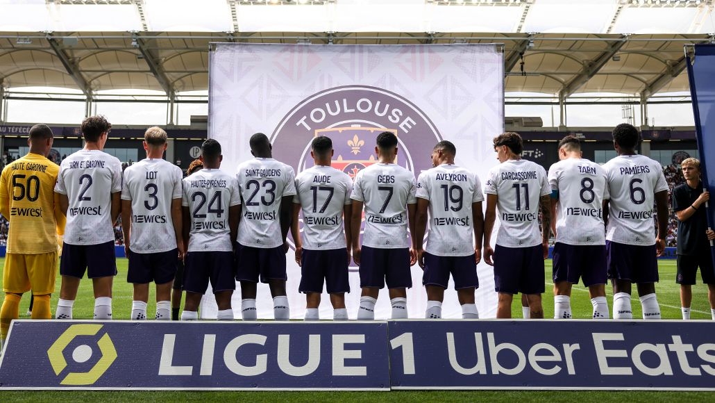  Vignette joueurs de dos avec les maillot floqués aux noms de villes et départements- Le maillot Heard - Toulouse Football Club