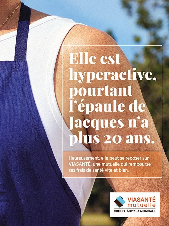 Affiche "Elle est hyperactive, pourtant l'épaule de Jacques n'a plus 20 ans." de la campagne « Les parties du corps » - VIASANTÉ Mutuelle